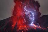 大自然“憤怒”之力！攝影師拍到火山閃電奇觀