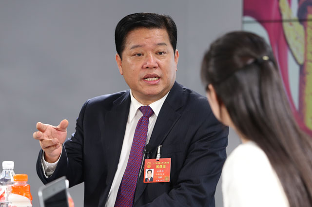 一絲不茍摘窮帽，全力以赴拔窮根