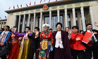 閉幕會(huì)后，代表走出人民大會(huì)堂