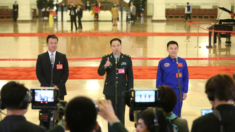 趙宏博、景海鵬、唐嘉陵代表接受采訪