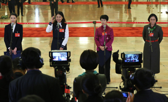 吳敏霞、杜玉濤、蒙曼、盧麗安代表接受采訪