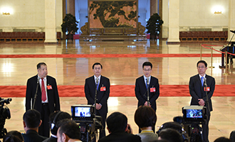 凌解放、王立平、徐川、黃一兵代表接受采訪