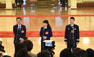孟祥飛、李媛、曹先建代表接受采訪
