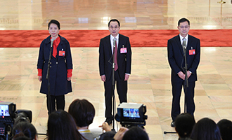姜妍、康紅普、劉宗富代表接受采訪