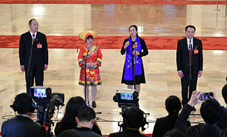 蔡松濤、杜麗群、楊小玲、賈立群代表接受采訪