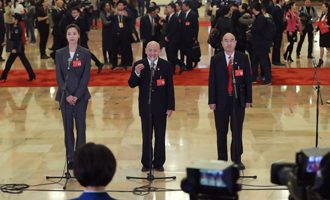 魏秋月、孟廣祿、薛晨陽代表接受采訪