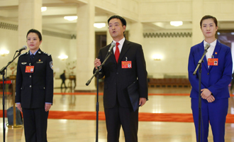 李貝、裴春亮、丁寧代表接受采訪(fǎng)