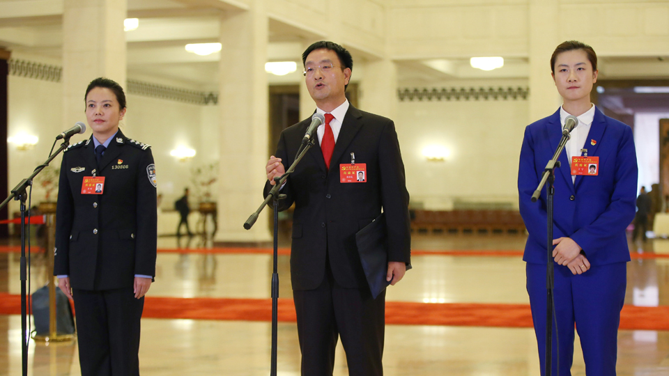 李貝、裴春亮、丁寧代表接受采訪(fǎng)