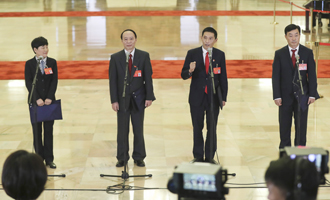 邱賽珍、張蜀新、潘克剛、李新民代表接受采訪(fǎng)
