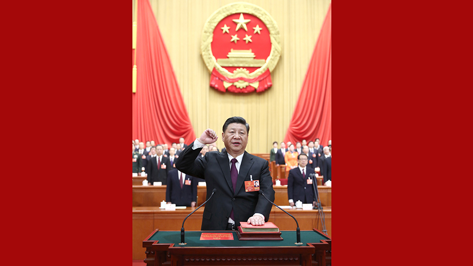 新當(dāng)選的國(guó)家主席、中央軍委主席習(xí)近平進(jìn)行憲法宣誓