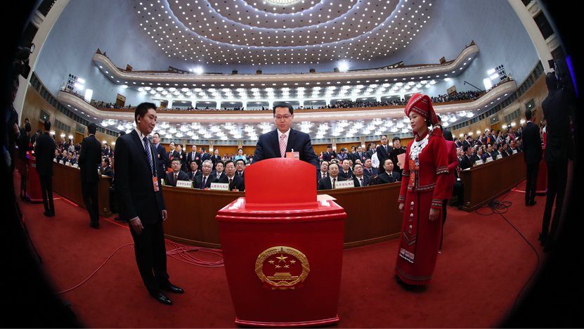 3月17日，人代會全體會議上代表在投票