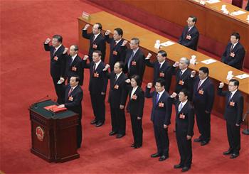 新當(dāng)選的全國人大常委會副委員長、秘書長進(jìn)行憲法宣誓