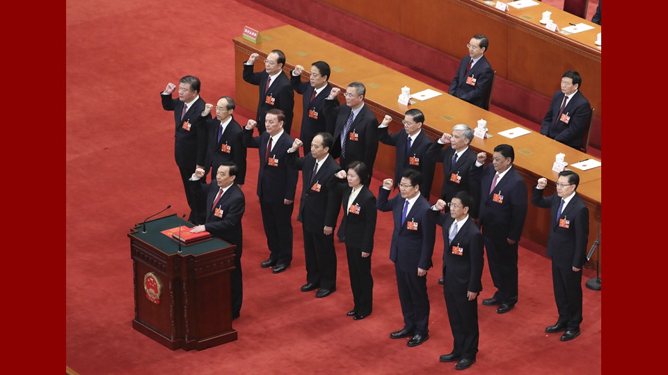 新當(dāng)選的全國(guó)人大常委會(huì)副委員長(zhǎng)、秘書(shū)長(zhǎng)進(jìn)行憲法宣誓
