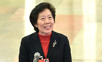 審計(jì)署審計(jì)長(zhǎng)胡澤君在“部長(zhǎng)通道”接受采訪(fǎng)