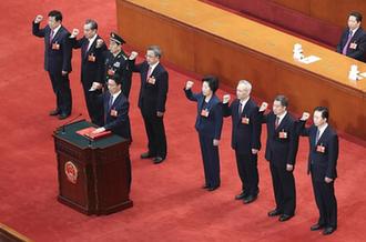 國務(wù)院副總理、國務(wù)委員、秘書長進(jìn)行憲法宣誓