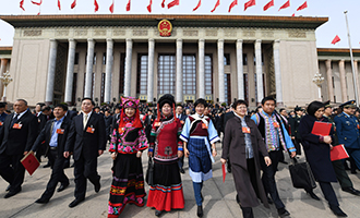 閉幕會(huì)后，代表走出人民大會(huì)堂