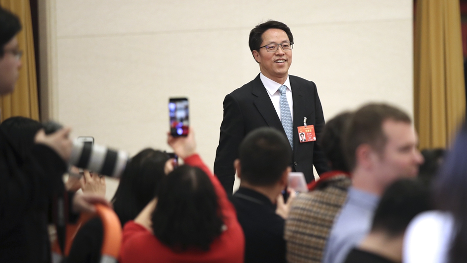 張曉明步入“部長通道”，準備接受采訪