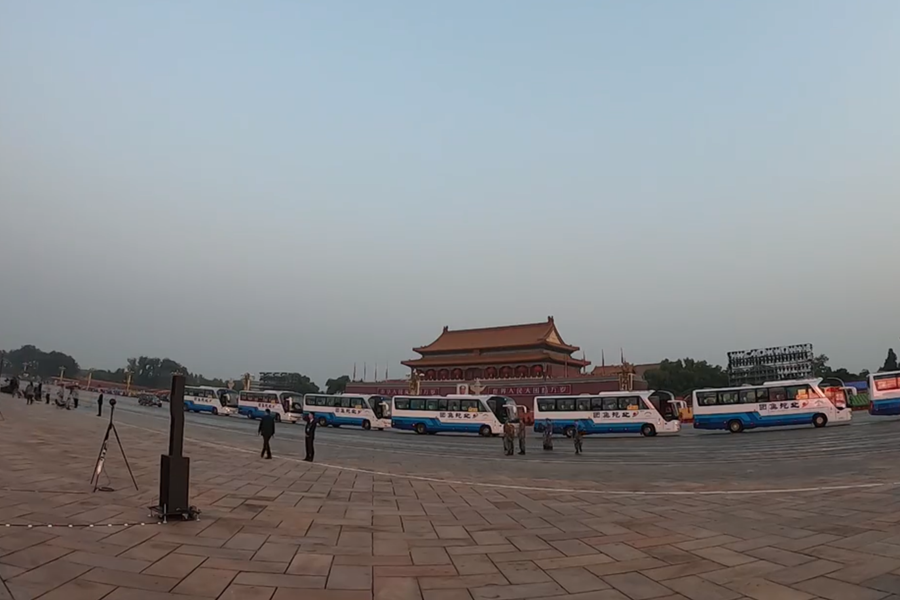10月1日清晨的天安門(mén)城樓和長(zhǎng)安街，燈火通明，正在準(zhǔn)備慶祝大會(huì)的工作人員雖然緊張忙碌，但仍顯得井然有序