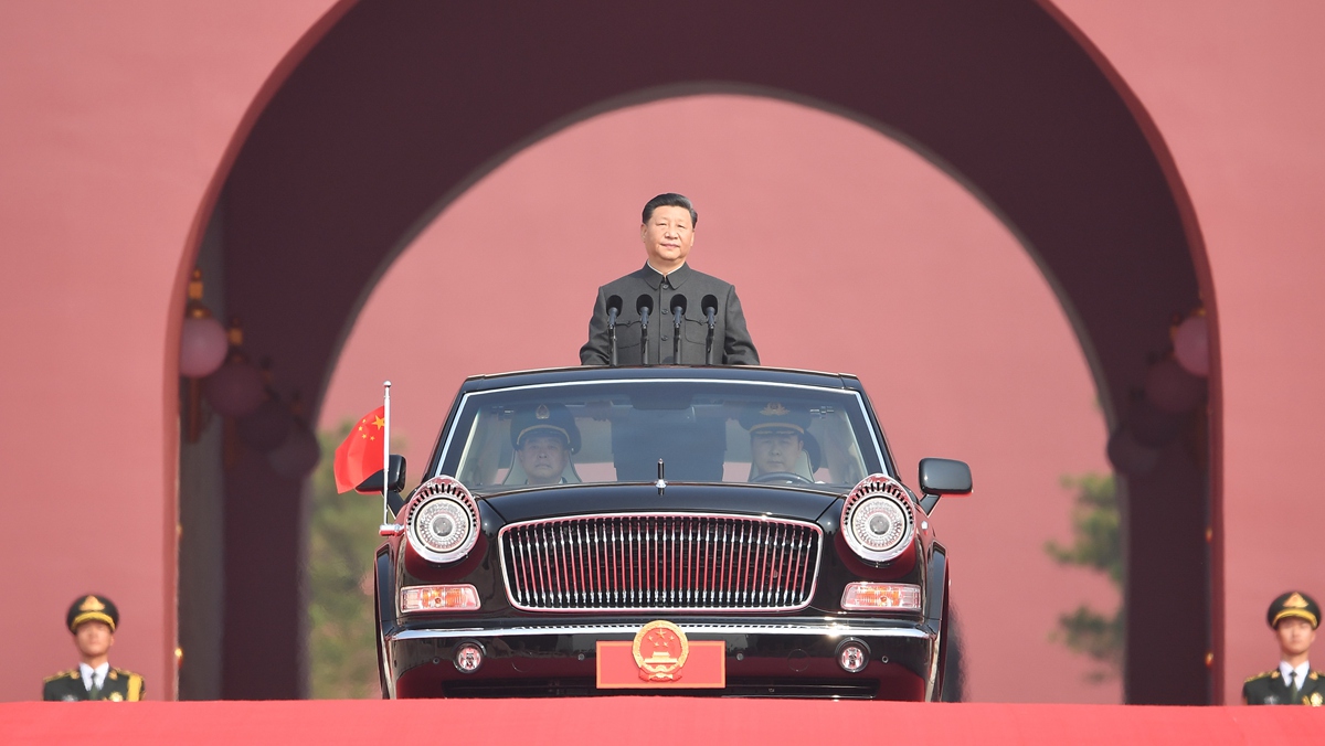 習(xí)近平乘坐檢閱車，經(jīng)過金水橋，駛上長安街