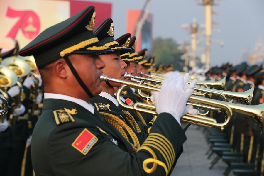 解放軍聯(lián)合軍樂(lè)團(tuán)在廣場(chǎng)就位后進(jìn)行準(zhǔn)備工作和試奏。據(jù)了解，解放軍聯(lián)合軍樂(lè)團(tuán)此次演奏是從開(kāi)國(guó)大典至今歷次閱兵以來(lái)演奏曲目最多的一次，不少曲目是為此次閱兵量身打造的全新作品，此次也是歷次女演奏員最多的一次。