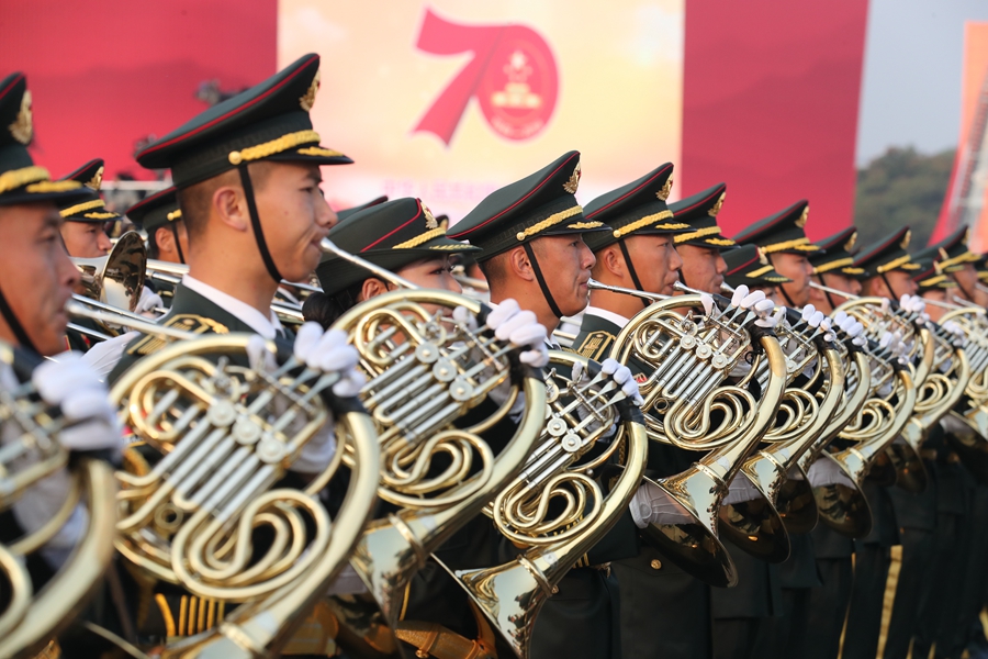 解放軍聯(lián)合軍樂(lè)團(tuán)在廣場(chǎng)就位后進(jìn)行準(zhǔn)備工作和試奏。據(jù)了解，解放軍聯(lián)合軍樂(lè)團(tuán)此次演奏是從開(kāi)國(guó)大典至今歷次閱兵以來(lái)演奏曲目最多的一次，不少曲目是為此次閱兵量身打造的全新作品，此次也是歷次女演奏員最多的一次。