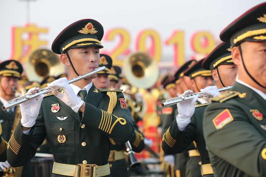 解放軍聯(lián)合軍樂(lè)團(tuán)在廣場(chǎng)就位后進(jìn)行準(zhǔn)備工作和試奏。據(jù)了解，解放軍聯(lián)合軍樂(lè)團(tuán)此次演奏是從開(kāi)國(guó)大典至今歷次閱兵以來(lái)演奏曲目最多的一次，不少曲目是為此次閱兵量身打造的全新作品，此次也是歷次女演奏員最多的一次。