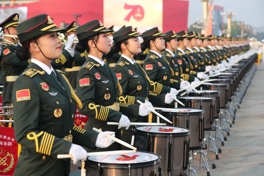 解放軍聯(lián)合軍樂(lè)團(tuán)在廣場(chǎng)就位后進(jìn)行準(zhǔn)備工作和試奏。據(jù)了解，解放軍聯(lián)合軍樂(lè)團(tuán)此次演奏是從開(kāi)國(guó)大典至今歷次閱兵以來(lái)演奏曲目最多的一次，不少曲目是為此次閱兵量身打造的全新作品，此次也是歷次女演奏員最多的一次。
