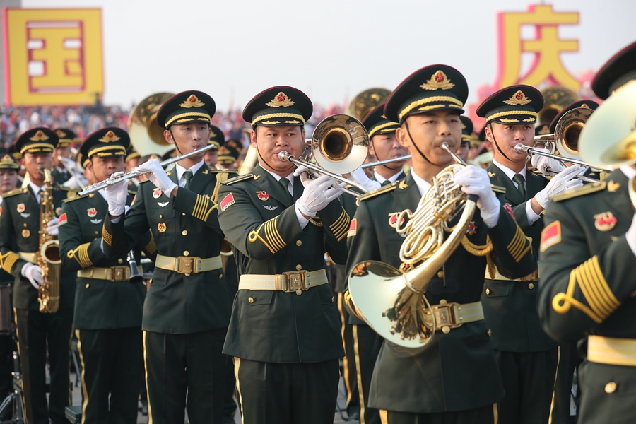 解放軍聯(lián)合軍樂(lè)團(tuán)在廣場(chǎng)就位后進(jìn)行準(zhǔn)備工作和試奏。據(jù)了解，解放軍聯(lián)合軍樂(lè)團(tuán)此次演奏是從開(kāi)國(guó)大典至今歷次閱兵以來(lái)演奏曲目最多的一次，不少曲目是為此次閱兵量身打造的全新作品，此次也是歷次女演奏員最多的一次。