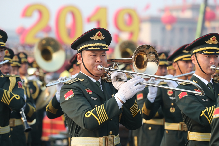 解放軍聯(lián)合軍樂(lè)團(tuán)在廣場(chǎng)就位后進(jìn)行準(zhǔn)備工作和試奏。據(jù)了解，解放軍聯(lián)合軍樂(lè)團(tuán)此次演奏是從開(kāi)國(guó)大典至今歷次閱兵以來(lái)演奏曲目最多的一次，不少曲目是為此次閱兵量身打造的全新作品，此次也是歷次女演奏員最多的一次。