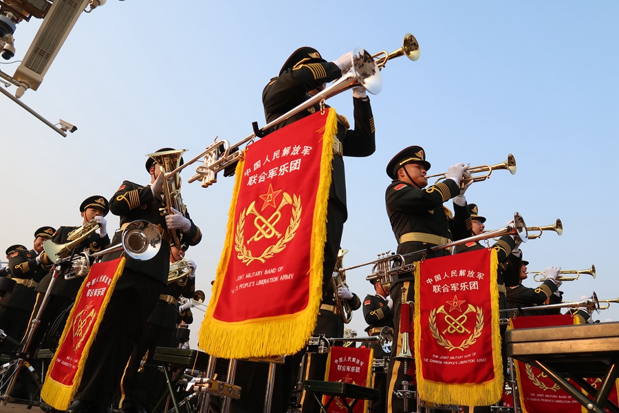解放軍聯(lián)合軍樂(lè)團(tuán)在廣場(chǎng)就位后進(jìn)行準(zhǔn)備工作和試奏。據(jù)了解，解放軍聯(lián)合軍樂(lè)團(tuán)此次演奏是從開(kāi)國(guó)大典至今歷次閱兵以來(lái)演奏曲目最多的一次，不少曲目是為此次閱兵量身打造的全新作品，此次也是歷次女演奏員最多的一次。