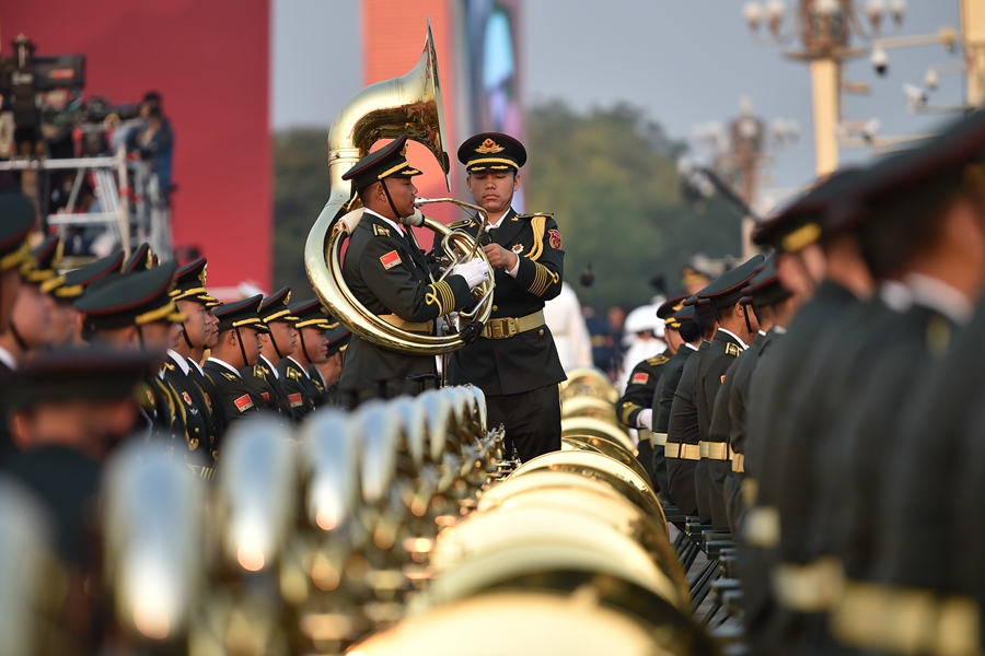 解放軍聯(lián)合軍樂(lè)團(tuán)在廣場(chǎng)就位后進(jìn)行準(zhǔn)備工作和試奏。據(jù)了解，解放軍聯(lián)合軍樂(lè)團(tuán)此次演奏是從開(kāi)國(guó)大典至今歷次閱兵以來(lái)演奏曲目最多的一次，不少曲目是為此次閱兵量身打造的全新作品，此次也是歷次女演奏員最多的一次。
