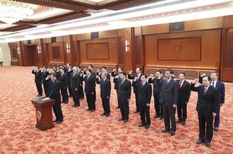 國務(wù)院部長、委員會主任、中國人民銀行行長、審計長進(jìn)行憲法宣誓