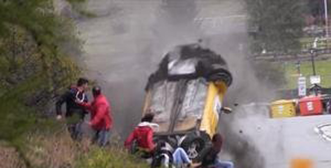 史上最幸運(yùn)撞車！圍觀群眾躲過(guò)一劫