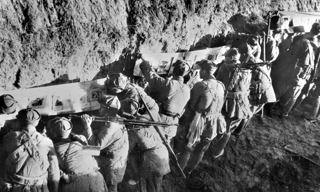 1948年冬，淮海戰(zhàn)役期間，雙堆集前沿陣地舉辦的戰(zhàn)地影展，深受解放軍戰(zhàn)士歡迎。新華社稿  袁克忠攝