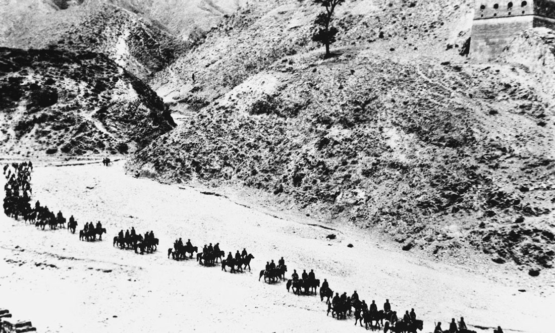1937年11月太原失守后，八路軍向華北敵后挺進(jìn)，分兵發(fā)動(dòng)群眾，開(kāi)展敵后游擊戰(zhàn)爭(zhēng)，創(chuàng)建敵后根據(jù)地。新華社稿　沙飛攝