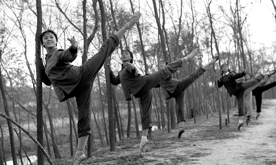 1972年秋，上海市舞蹈學(xué)校《白毛女》劇組的演員們來(lái)到上海市金山縣金衛(wèi)公社參加勞動(dòng)鍛煉，在農(nóng)村也堅(jiān)持練功。新華社記者黃田寶攝