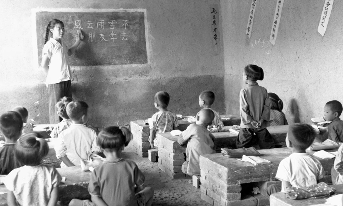 1964年夏，河北省壩縣煎茶鋪公社西煎大隊(duì)，一所耕讀小學(xué)的學(xué)生們?cè)谏险n。新華社記者梁一丁攝