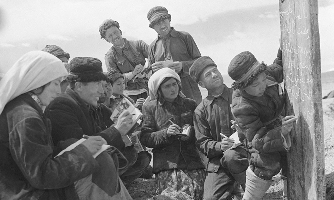 1960年6月，新疆慕士塔格峰下，大人們?cè)谛W(xué)生幫助下學(xué)習(xí)文化。新華社記者武純展攝