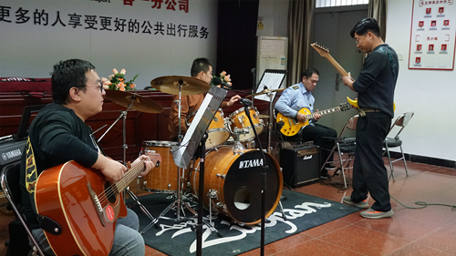 追夢中國人|侯孝輝：左手方向盤，右手麥克風(fēng)