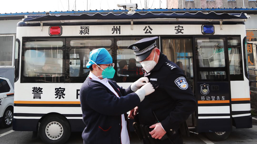 警察魏云龍：咫尺之間，各自奮戰(zhàn)