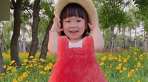 把夏天穿身上！寶媽給3歲女兒拍創(chuàng)意果蔬照