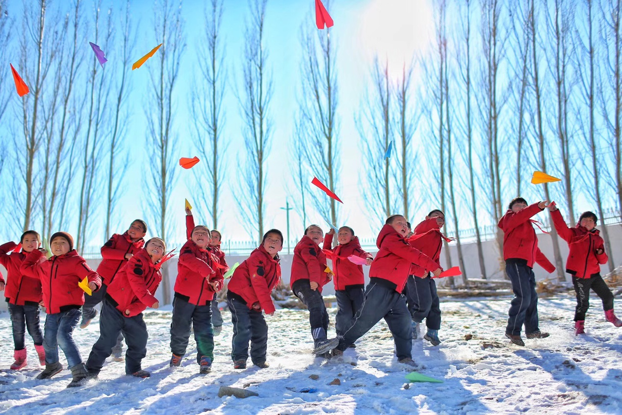 2017年11月15日， “多一克溫暖”公益行動走進北疆地區(qū)，實現(xiàn)了從物質(zhì)捐贈到“物質(zhì)+精神”溫暖的升級。 “體操冠軍”楊威、好妹妹樂隊等傾情加盟，不僅為孩子們帶來加厚羽絨服和御寒物資，還準備了溫暖的課堂。