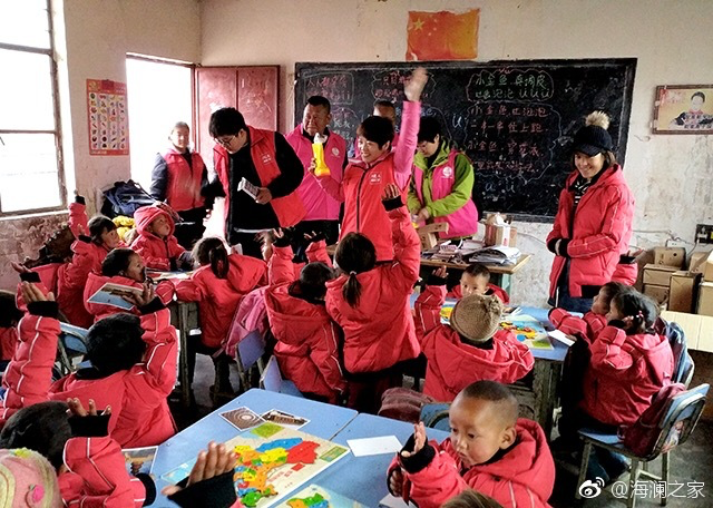 2018年，由海瀾之家攜手網(wǎng)易新聞打造的“多一課溫暖”課程平臺讓一間間溫暖的課堂走向深山與邊陲。帶著貼合孩子教育需求的線上內(nèi)容和教師、各領(lǐng)域KOL及愛心人士組成的愛心團隊，海瀾之家用實際行動為孩子的教育加溫，踐行“多一克溫暖”。