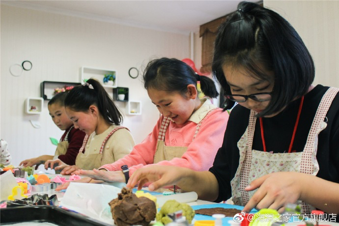 在北京，孩子們上了一節(jié)別開生面的廚藝課——手工DIY餅干。孩子們腦洞大開親自上手，從制作到出爐不僅留下了噴香的餅干，還留下了珍貴的回憶。親手做的餅干孩子們舍不得獨享，成為了回程路上最重要的“伴手禮”
