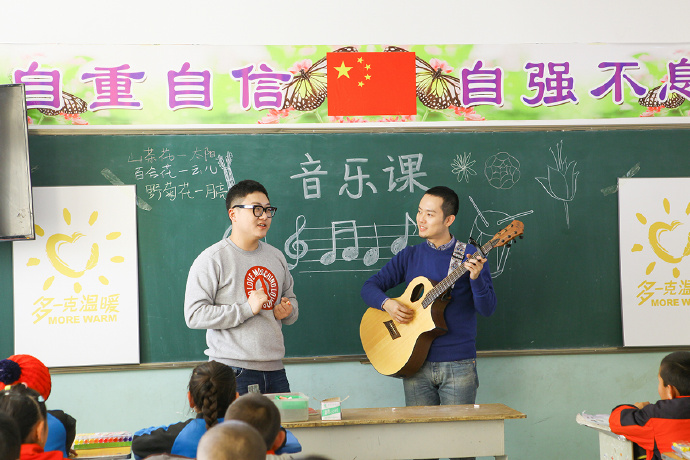 “多一克溫暖”公益活動的老朋友好妹妹樂隊，為孩子們帶來了音樂和繪畫課，用音符溫暖孩子們的心靈，用畫筆繪出更繽紛的世界。不斷匯聚的愛心，讓寒冷的北疆進入到更多人的視野當中，也讓孩子們臉上的笑容更燦爛。