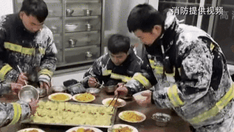 零下14度滅火后 消防員吃飯這一幕讓人心疼！