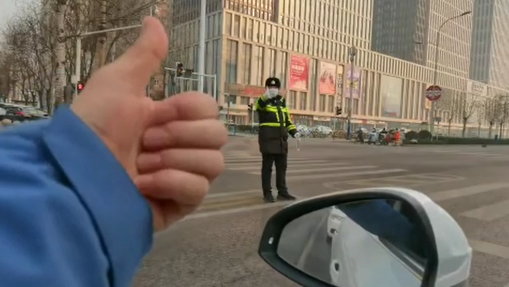 石家莊路人和交警的這個“暗號”，真暖！