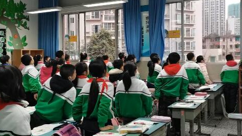 課上到一半，同學(xué)們卻把頭望向了外面！校長說：點(diǎn)贊！