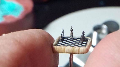比指甲蓋還小！ 土耳其微雕藝術(shù)家雕出超小國際象棋