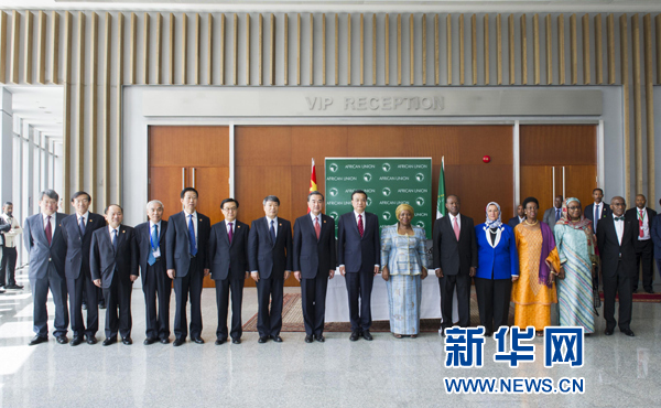 5月5日，中國國務院總理李克強在亞的斯亞貝巴非洲聯(lián)盟總部會見非盟委員會主席祖馬。這是會見后，李克強同祖馬參加集體合影。新華社記者王曄攝